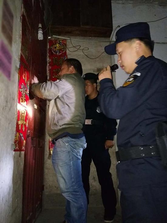 百口乡粗心妈妈误将幼女锁家中 