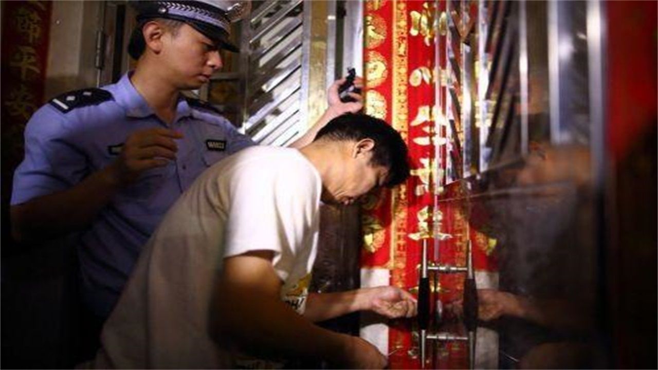 百口乡请开锁师傅开了锁后，师傅